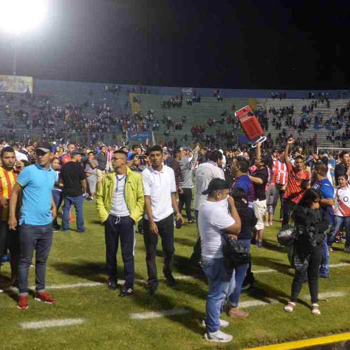 Pelea de barras deja 3 muertos en partido de futbol en Honduras.